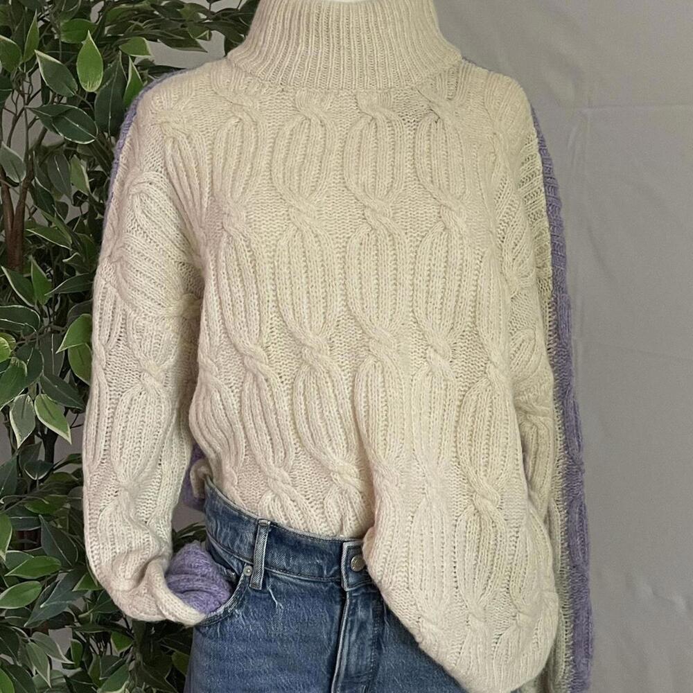 🧶 Cream & Lavender Cable Knit Reversible Sweater – Size Large 🧶